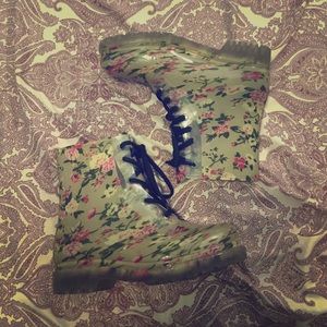 Taupe flower patterned combat rain boots 🌸