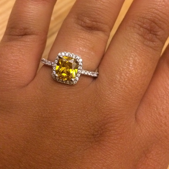 🆕 Yellow Jewel Fashion Ring - Picture 1 of 2