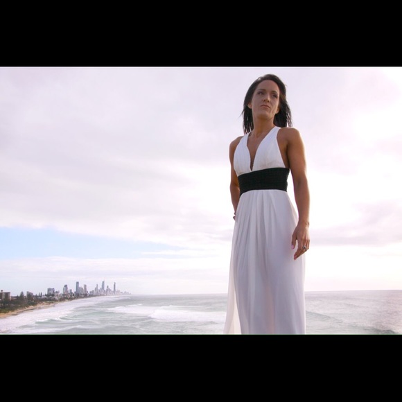 White dress with black contrast mid belt/wrap - Picture 2 of 4