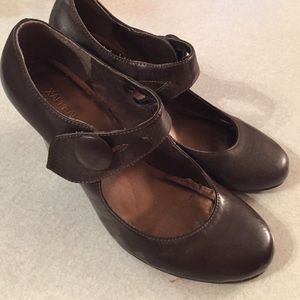 Precious brown heels