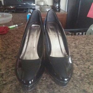 Black pumps