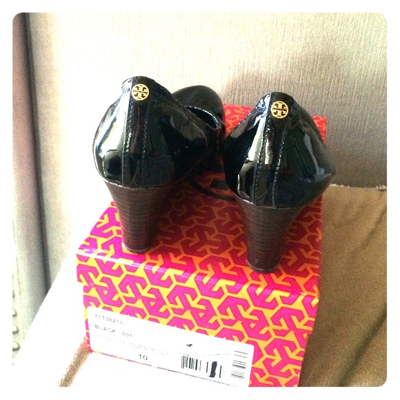 Slashing prices! They've gotta go!