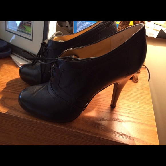 Bandolino Varnissa Bootie - Picture 2 of 4