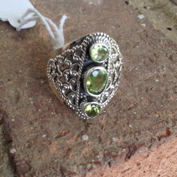 AWESOME GREEN PERIDOT TRILOGY RING - Picture 1 of 4