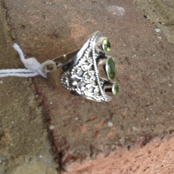 AWESOME GREEN PERIDOT TRILOGY RING - Picture 2 of 4