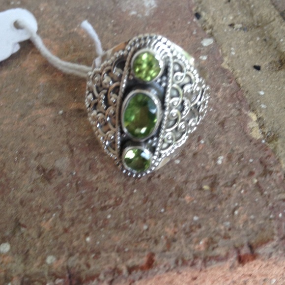 AWESOME GREEN PERIDOT TRILOGY RING - Picture 3 of 4