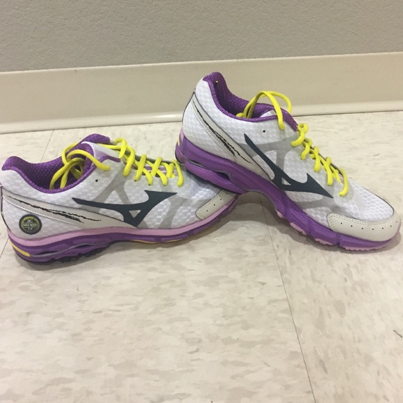 Mizuno Wave Rider (Women's) 9.5. Worn one time.