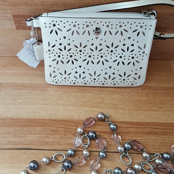 NWT COACH METRO EYELIT LEATHER WRISTLET