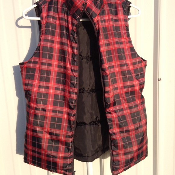 Reversible puffy vest. - Picture 3 of 3