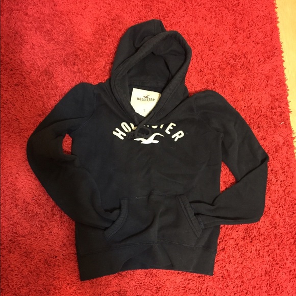 HOLLISTER: DARK NAVY pull-over.