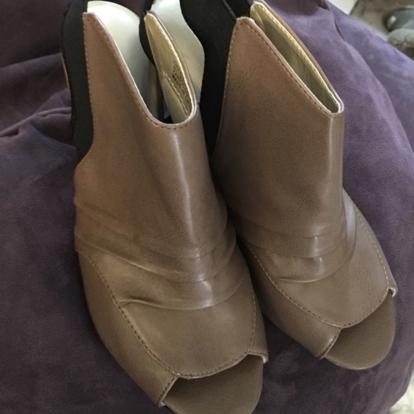 Avenue wedges size 9 wide.