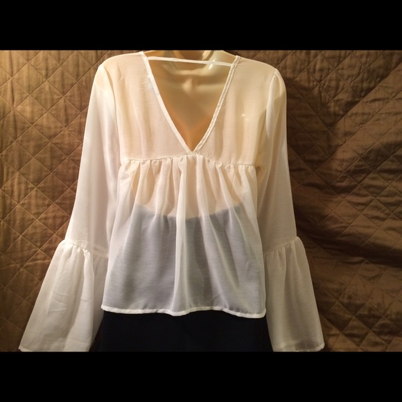 CHARLOTTE RUSSE Fluttery Open Back Top - Picture 4 of 4
