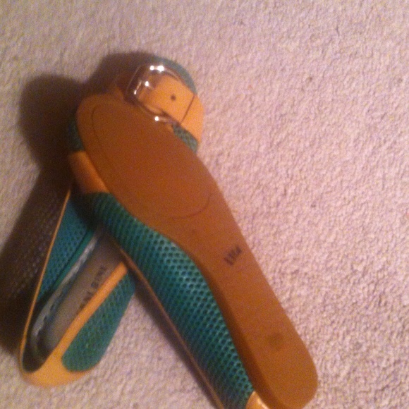 Green & Tan Gianni Bini Flats.🚫FINAL PRICE🚫 - Picture 4 of 4