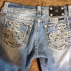🔴Light Wash Miss Me Jeans w/ Studded Pockets🔴