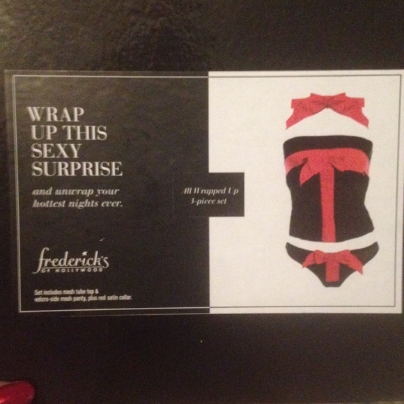 New SOLD box red tie Frederick's of Hollywood set - Picture 2 of 4