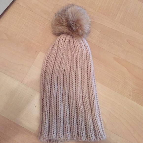 Cute beige beanie with fur ! - Picture 1 of 3