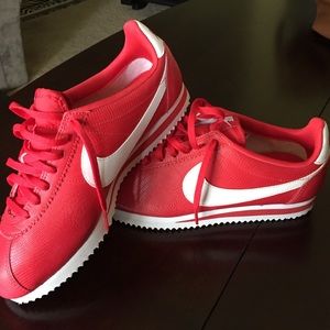 Wmns classic Nike Cortez leather sneakers