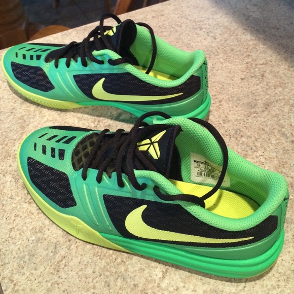 Nice Nike KB shoes sz 5
