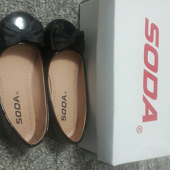 Very cute little girls black Soda flats with bow