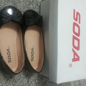 Very cute little girls black Soda flats with bow