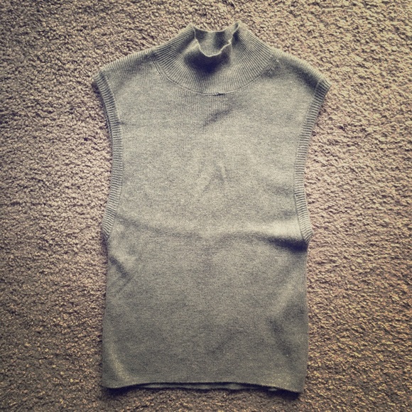 Forever 21 Tops - ⛔️SOLD⛔ ️Mock Neck Sleeveless Crop Top
