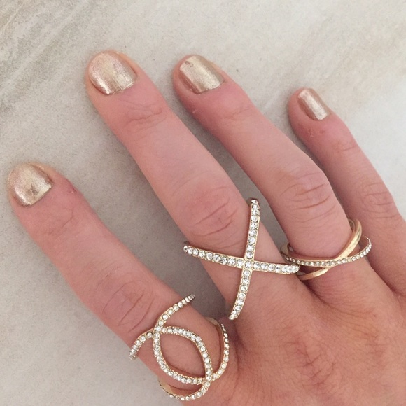 Jewelry - ⚫️BLACK FRIDAY Gold rhinestone ring