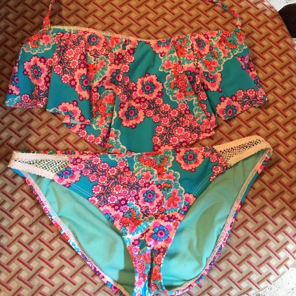 Hobie bikini with crop bra top. - Picture 2 of 2