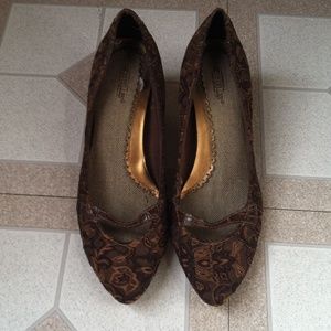 Vintage heals brown and tan flower print