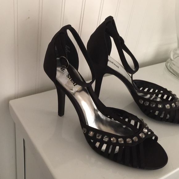 ⬇️PRICE DROP⬇️ NEW UNLISTED HEELS - Picture 2 of 3