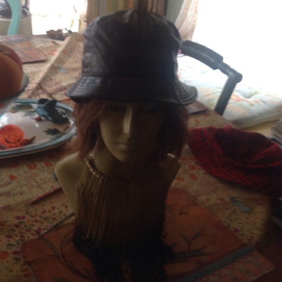 Beautiful leather jacket and leather hat - Picture 3 of 4