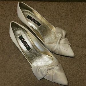 NINA CREAM PUMPS SZ 8
