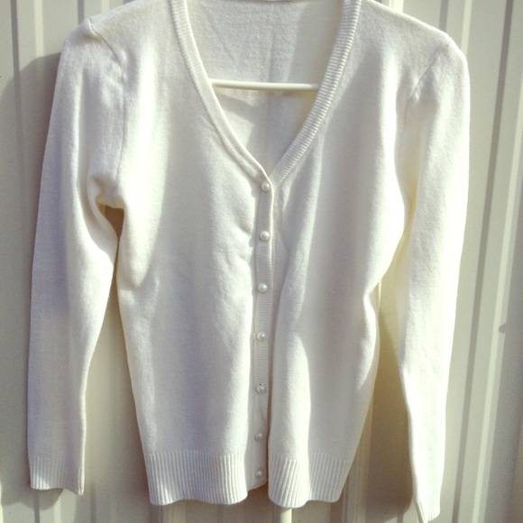 Crisp white cardigan. - Picture 1 of 4