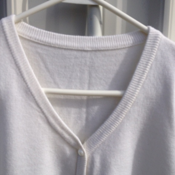 Crisp white cardigan. - Picture 3 of 4