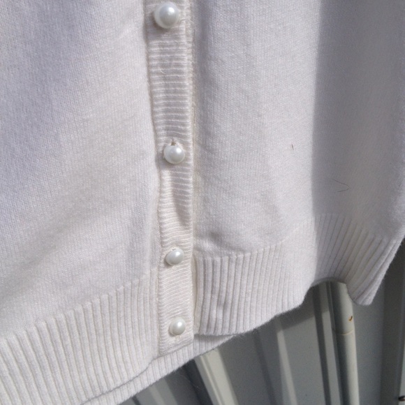 Crisp white cardigan. - Picture 4 of 4