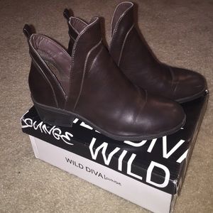 ankle boots w/cute cut on sides