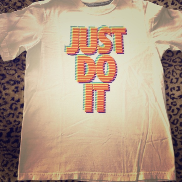 YOUTH LARGE NIKE T-SHIRT