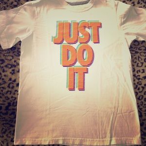 YOUTH LARGE NIKE T-SHIRT