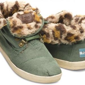 NWOT Military Green Cheetah Lined Toms