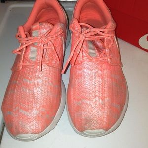 patterned roshe runs