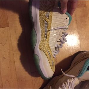 Air Jordan 11 XI Retro IE Low Varsity Maize, Azure