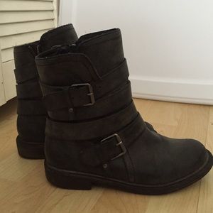 Black/dark grey charcoal boots
