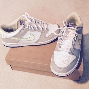 ***LIKE NEW*** Nike Dunk Lows  Sz 6Y/8W