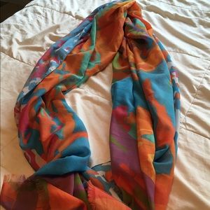 Colorful scarf with hot balloons in it