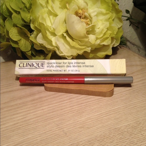 NEW!❤️CLINIQUE Lipliner in Intense Cayenne ❤️