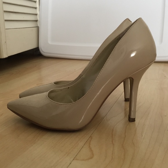 Guess beige pumps