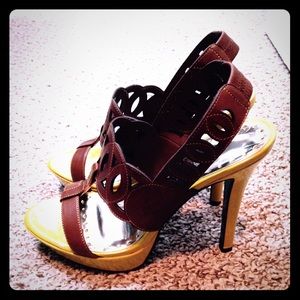 gorgeous bcbg sandals