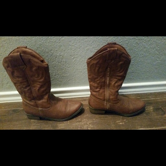 Girls size 3 cowgirl boots.