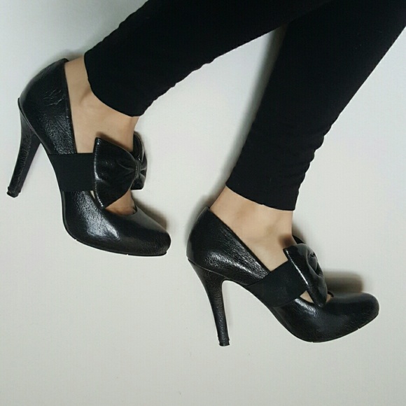 Cute black heels with bow!