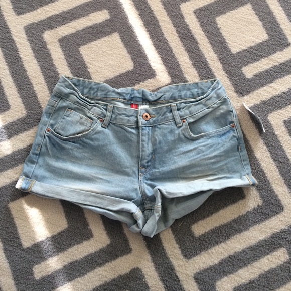 Short shorts - Picture 1 of 2
