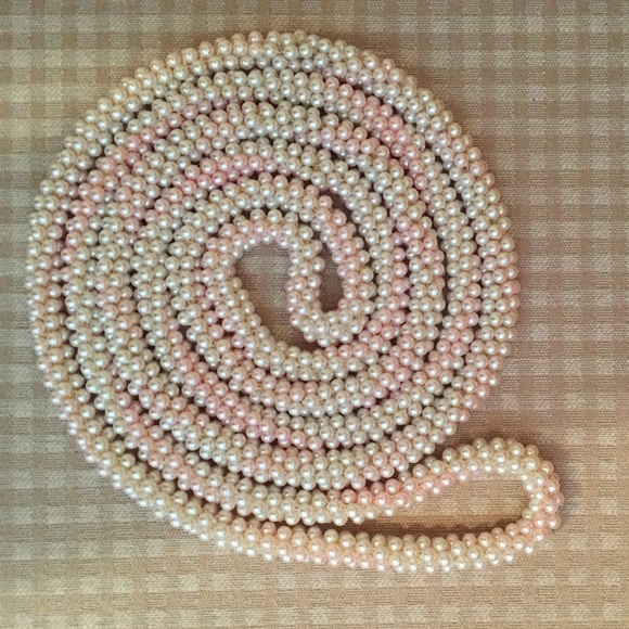Pink/white pearl necklace